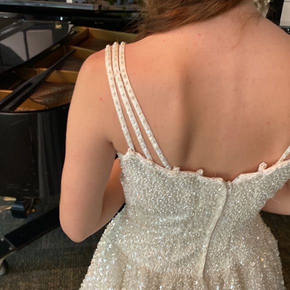 Beautiful white sequined formal - Picture 4 of 7